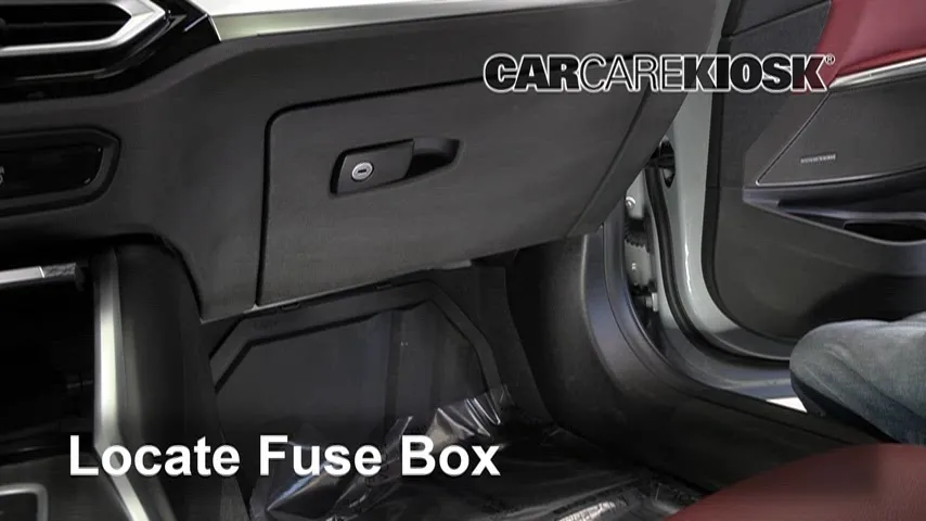2023 BMW 330e xDrive 2.0L 4 Cyl. Turbo PHEV Fusible (intérieur)